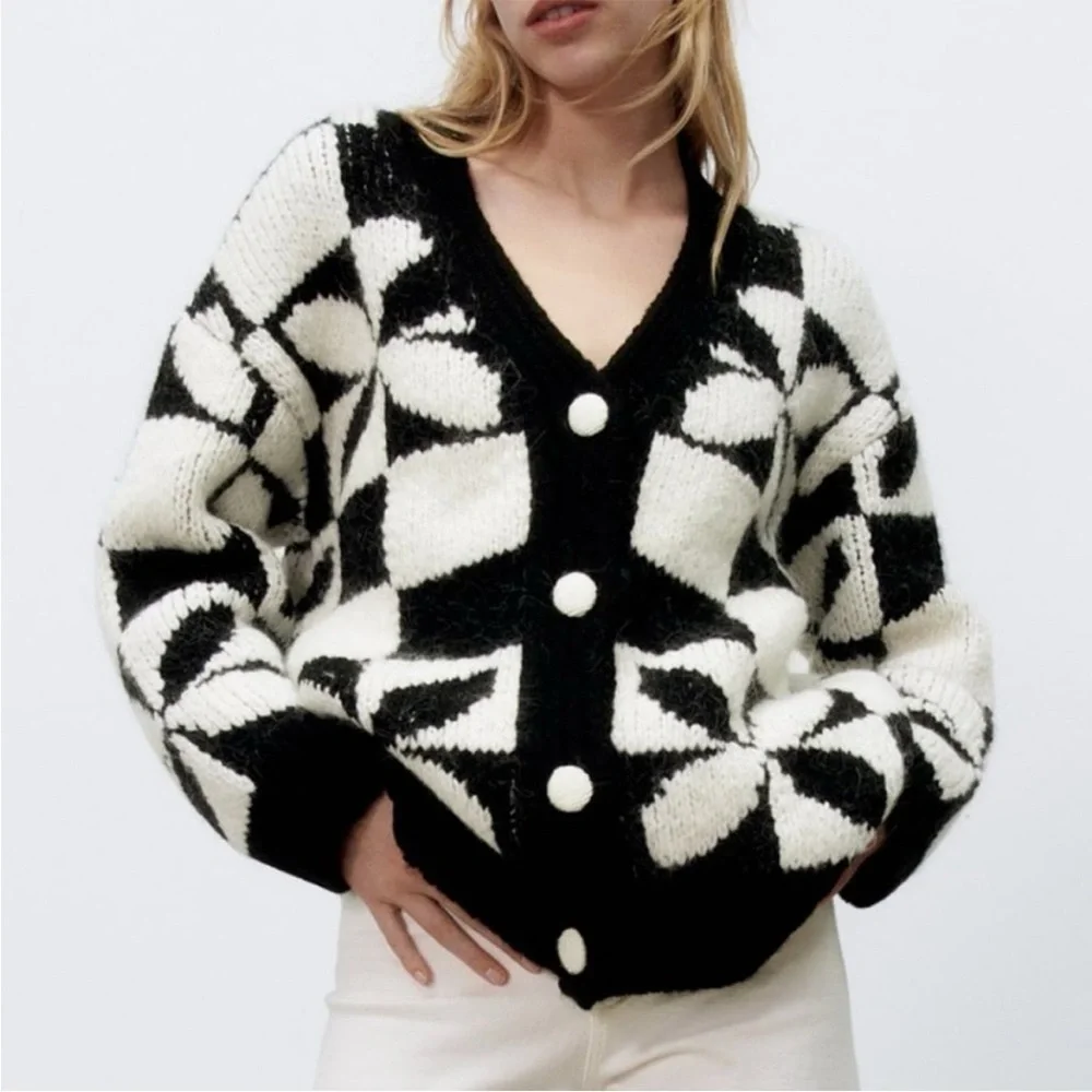 Zara Black and White Geometric V-Neck Button Cardigan - Picture 1 of 4